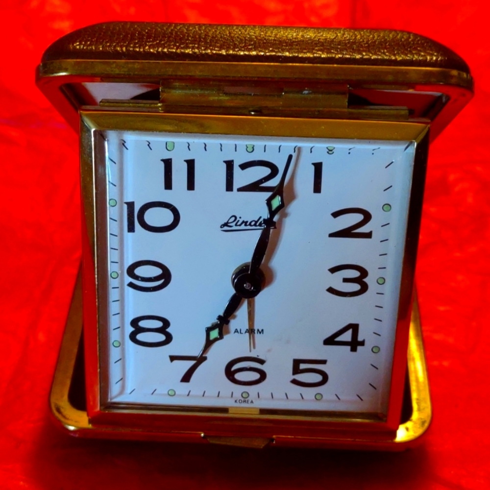 Mid-century linden glow Dot travel clock
